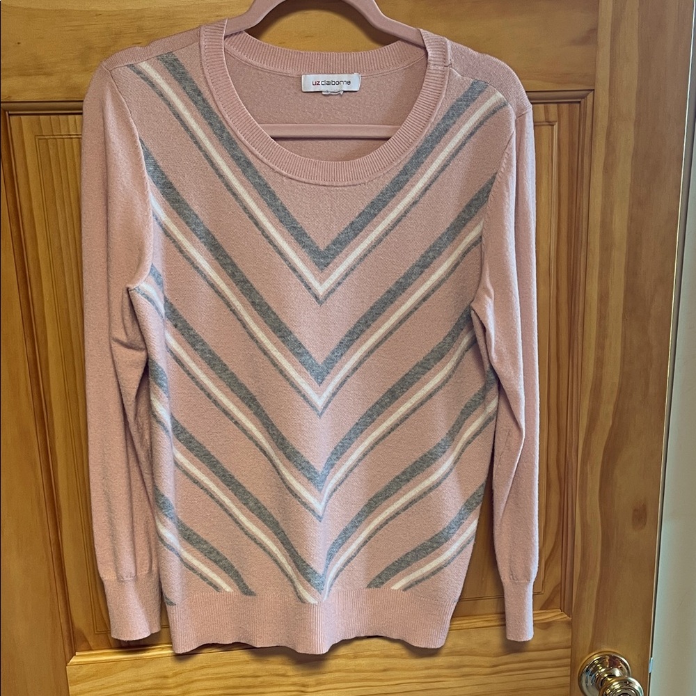 Womens very gently used sweater.20”pit to pit,25”long,24” sleeves,size L